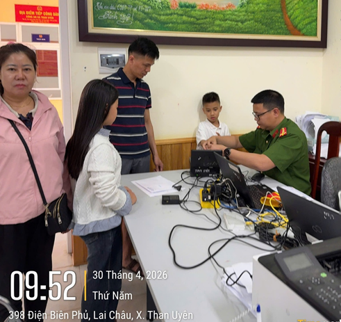 Công an xã Than Uyên hỗ trợ người dân, cấp tài khoản định danh điện tử mức 2 cho trẻ em xuyên kỳ nghỉ lễ 30/4 - 01/5