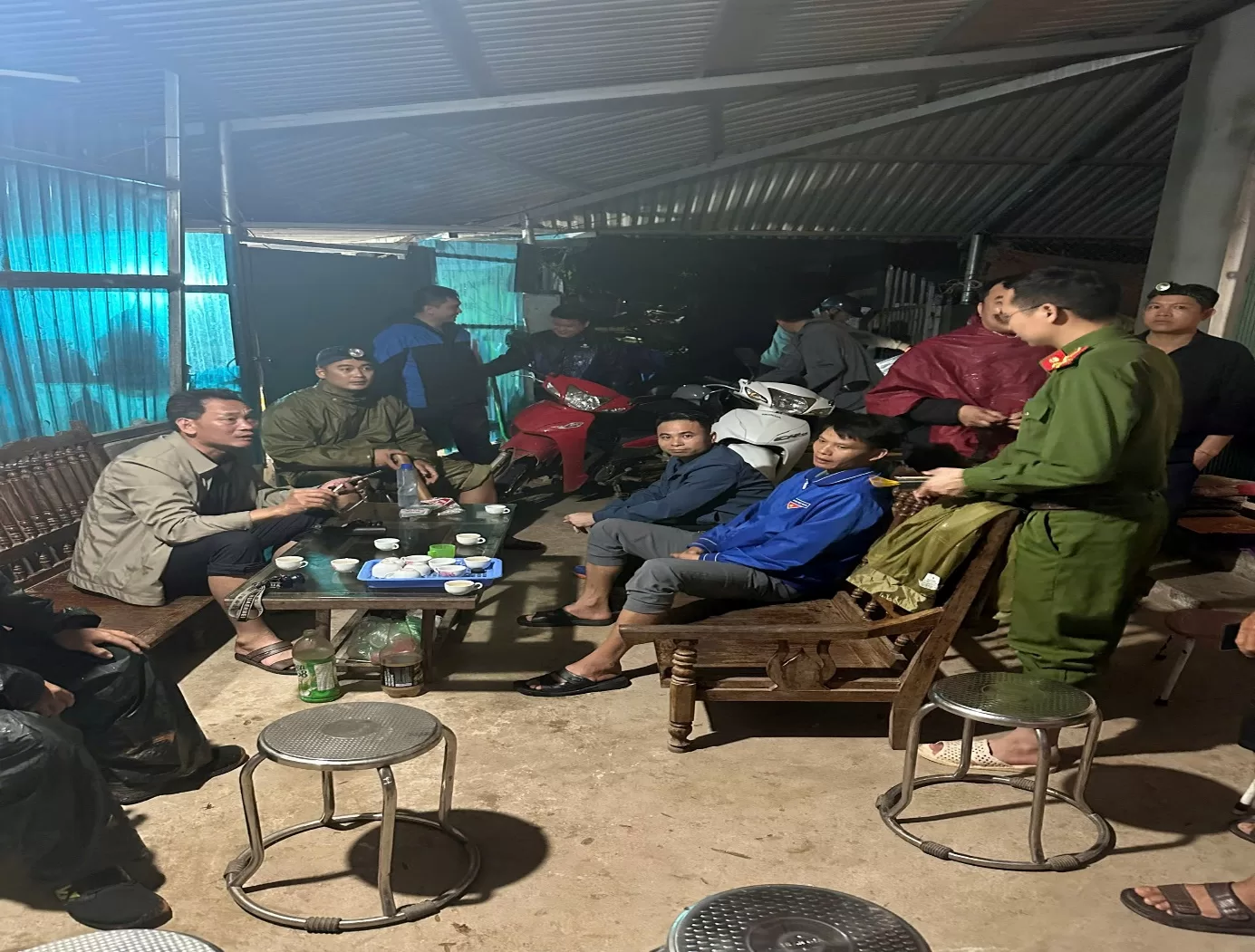 Cán bộ chiến sĩ Công an xã tham mưu với cấp uỷ chính quyền bàn phương án di dời các hộ gia đình có nguy cơ sạt lở cao