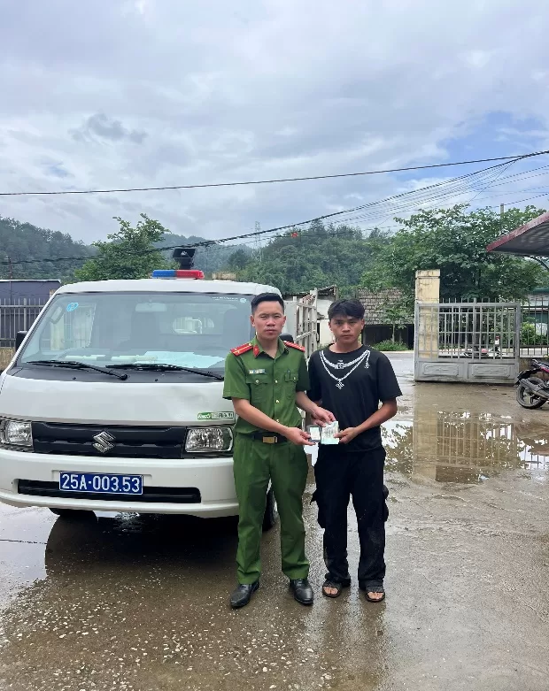 Công an xã Pắc Ta trả lại ví tiền cho người đánh rơi.