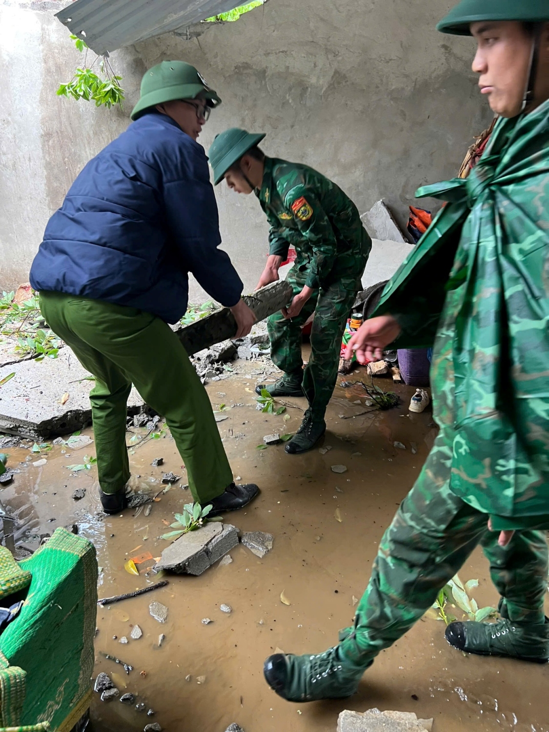 Công an xã phối hợp với các lực lượng hỗ trợ các hộ dân bị ảnh hưởng do mưa, lốc.