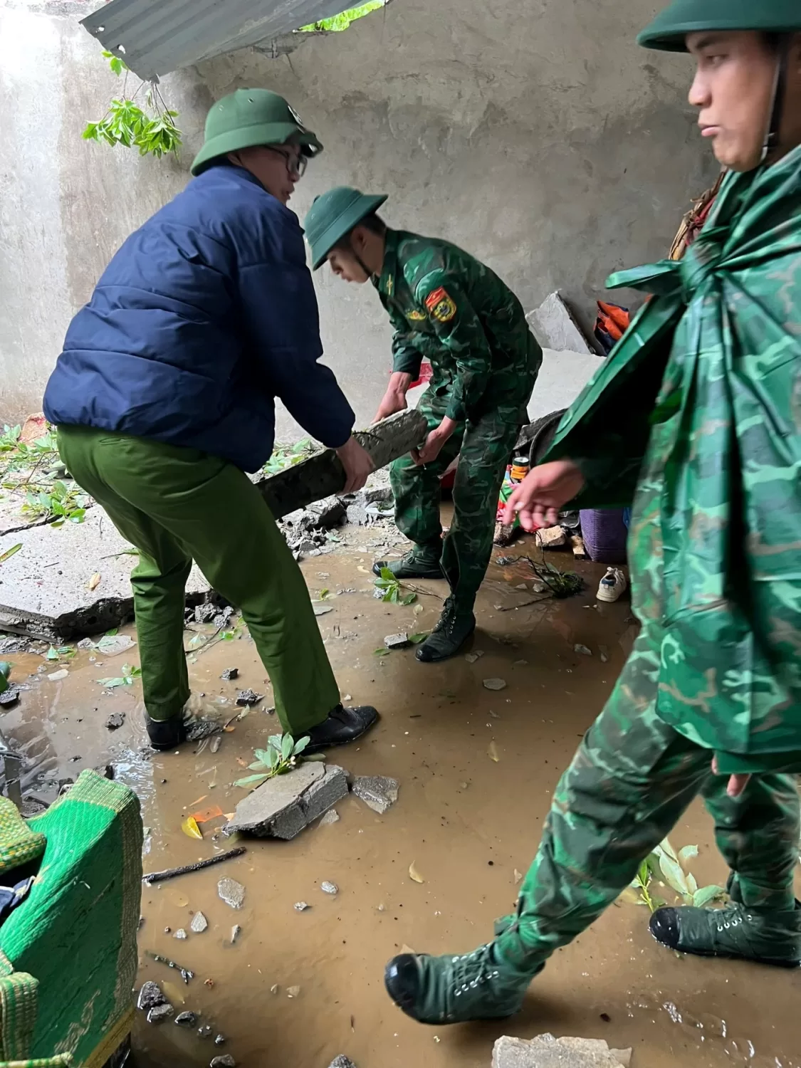 Công an xã phối hợp với các lực lượng hỗ trợ các hộ dân bị ảnh hưởng do mưa, lốc.