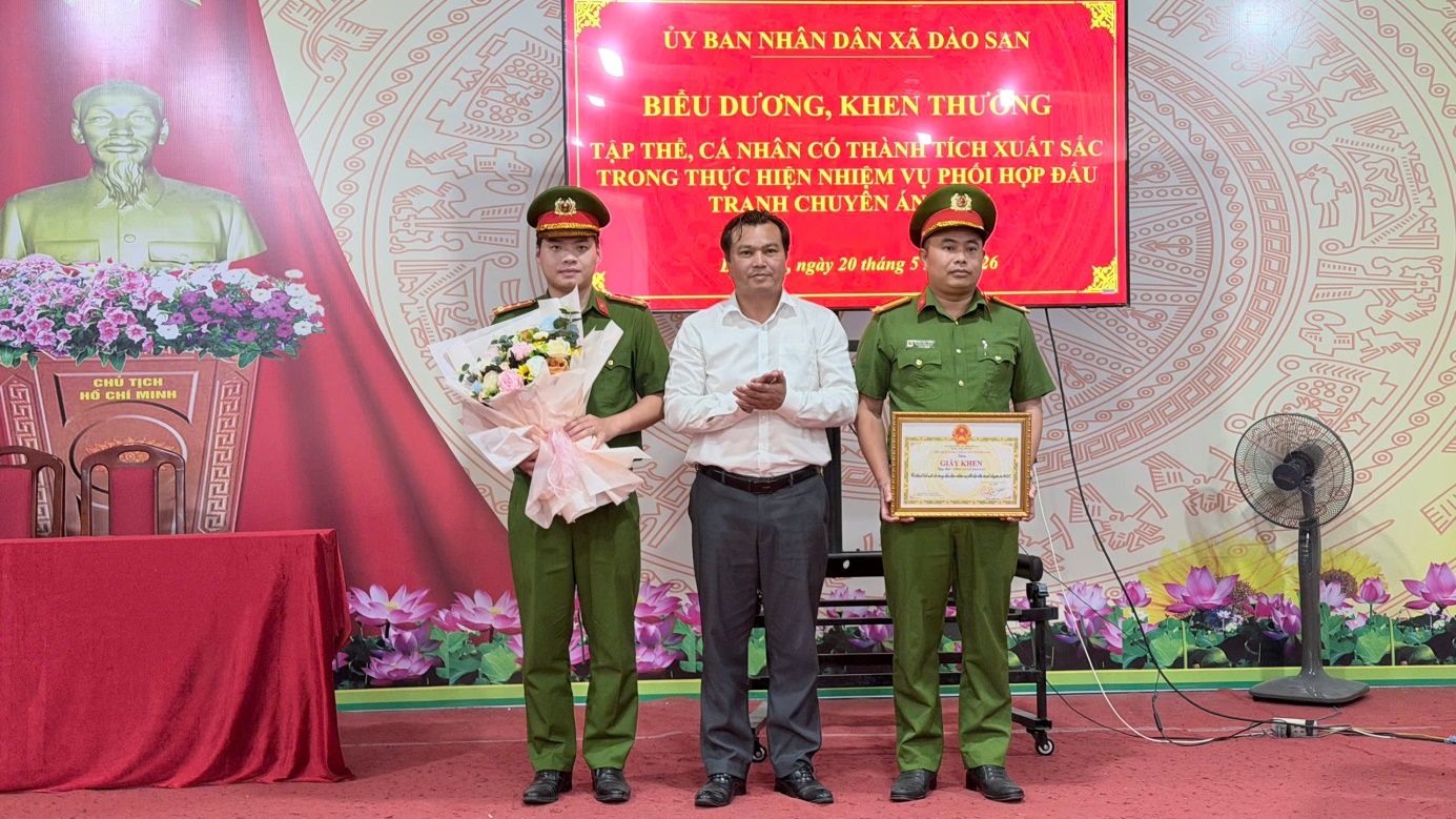 Chủ tịch UBND xã tặng giấy khen cho tập thể CAX Dào San