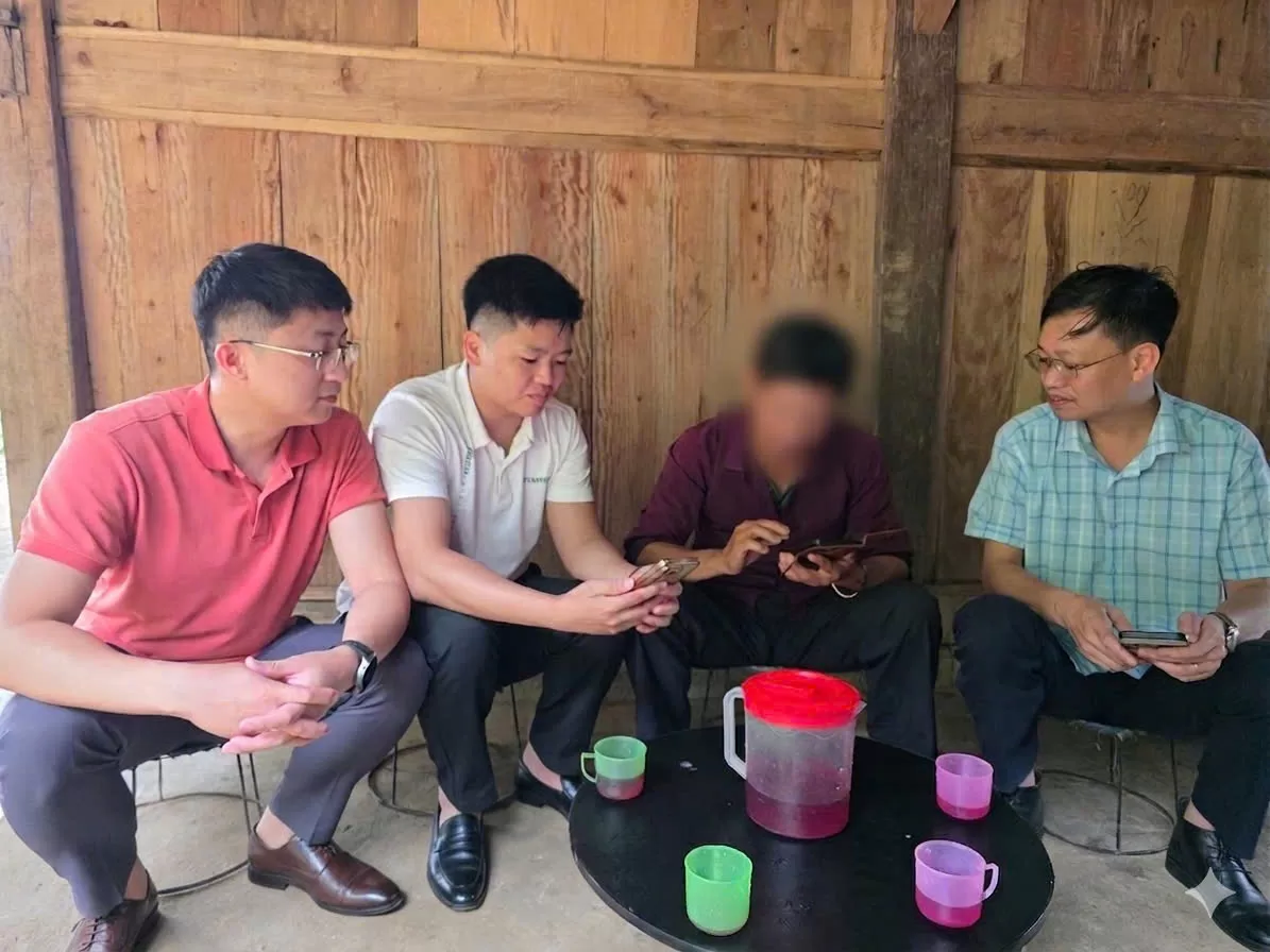 CBCS Cục An ninh nội địa và Phòng An ninh nội địa hướng dẫn anh L (người ngồi thứ 3 từ trái sang) nhận diện các bài viết có nội dung xấu độc trên mạng xã hội