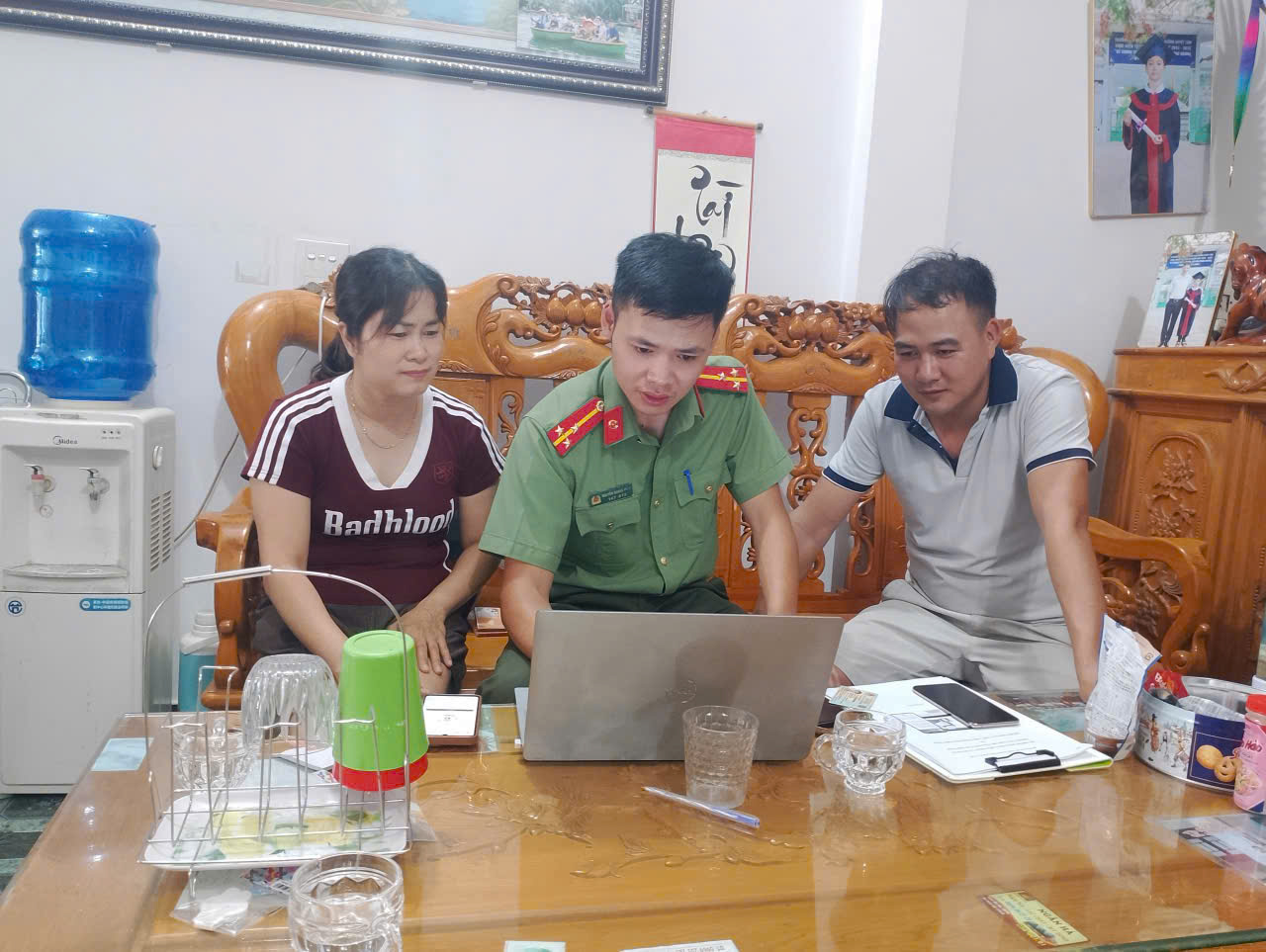 Công an xã trực tiếp hướng dẫn cơ sở lưu trú triển khai phần mềm phục vụ khai báo tạm trú cho người nước ngoài và thông báo lưu trú cho công dân Việt Nam