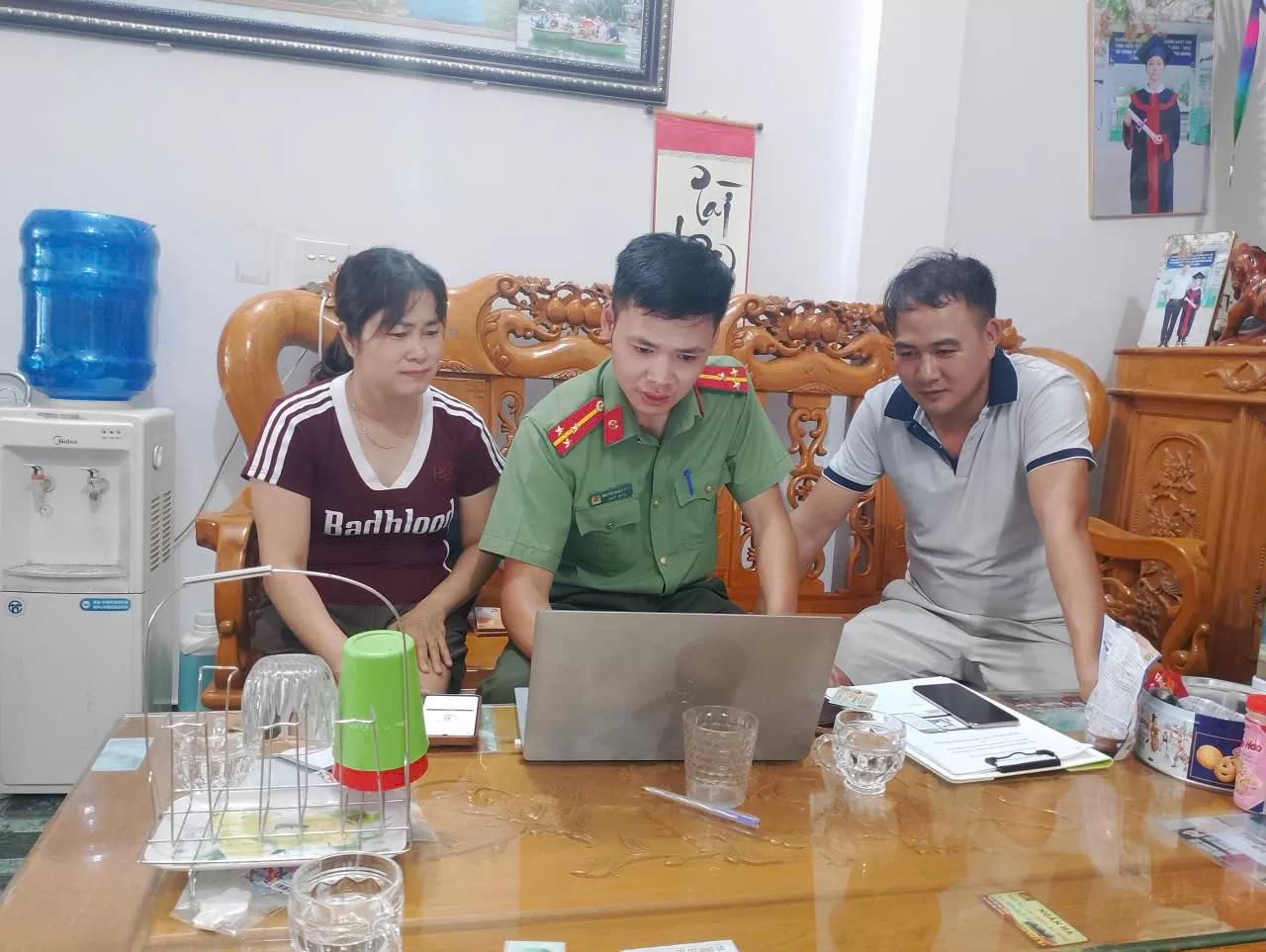 Công an xã trực tiếp hướng dẫn cơ sở lưu trú triển khai phần mềm phục vụ khai báo tạm trú cho người nước ngoài và thông báo lưu trú cho công dân Việt Nam
