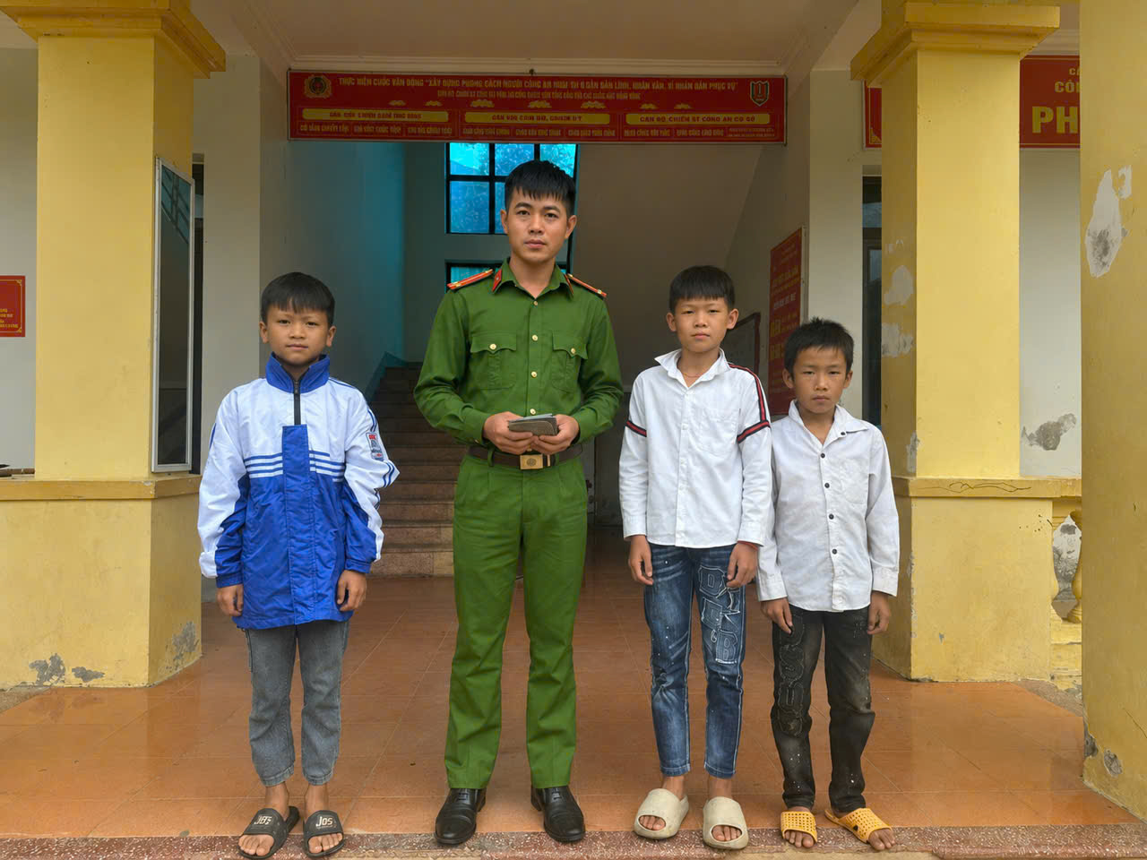 Công an xã Bình Lư tiếp nhận tài sản từ 3 em học sinh