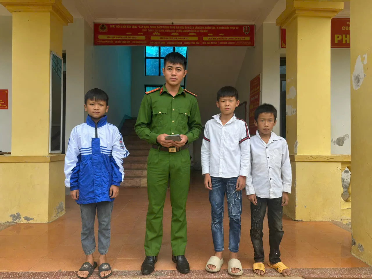 Công an xã Bình Lư tiếp nhận tài sản từ 3 em học sinh