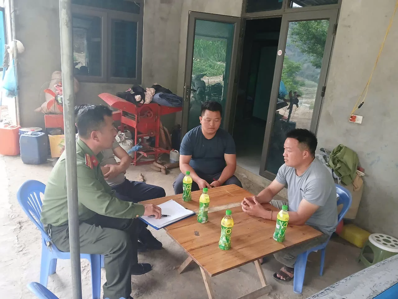 Cán bộ Công an xã xuống bản tuyên truyền, phổ biến kiến thức cho nhân dân