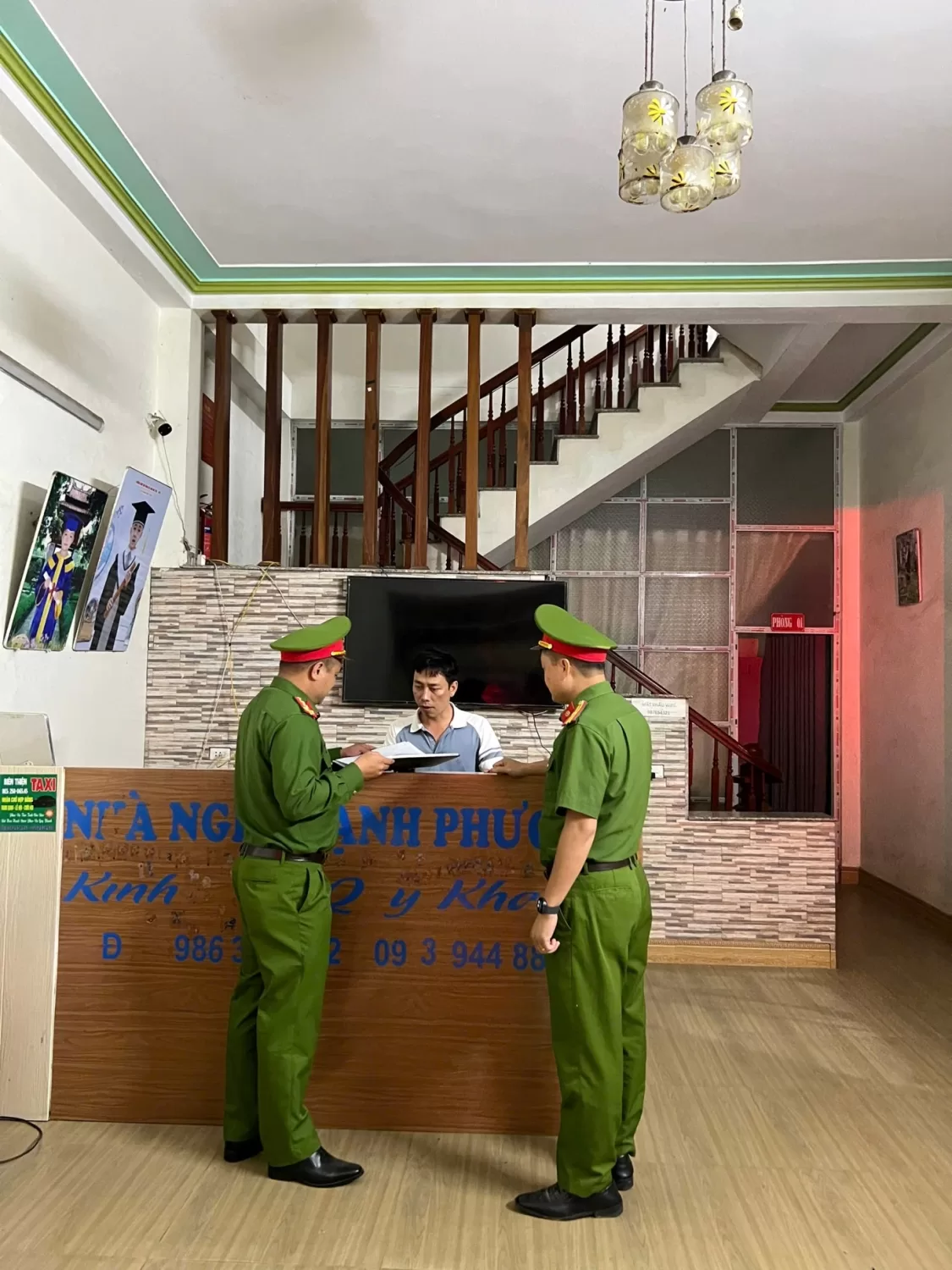 Đoàn công tác Phòng PCCC và CNCH - Công an tỉnh Lai Châu thắp hương tại đền thờ các anh hùng liệt sĩ tại khu di tích Quốc gia Đồi A1