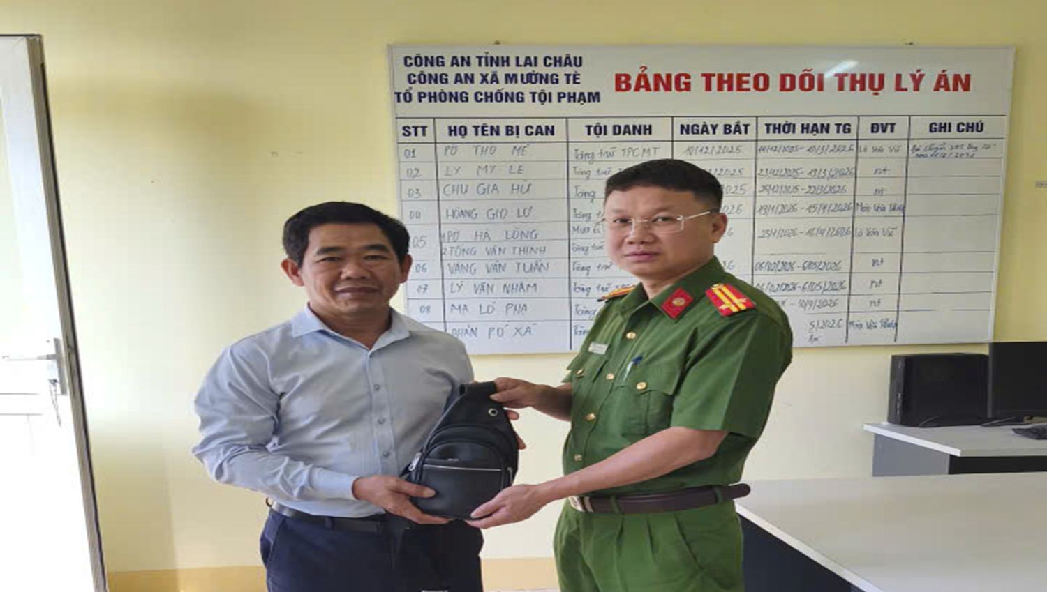 Đại diện Công an xã trao trả tài sàn cho người làm rơi