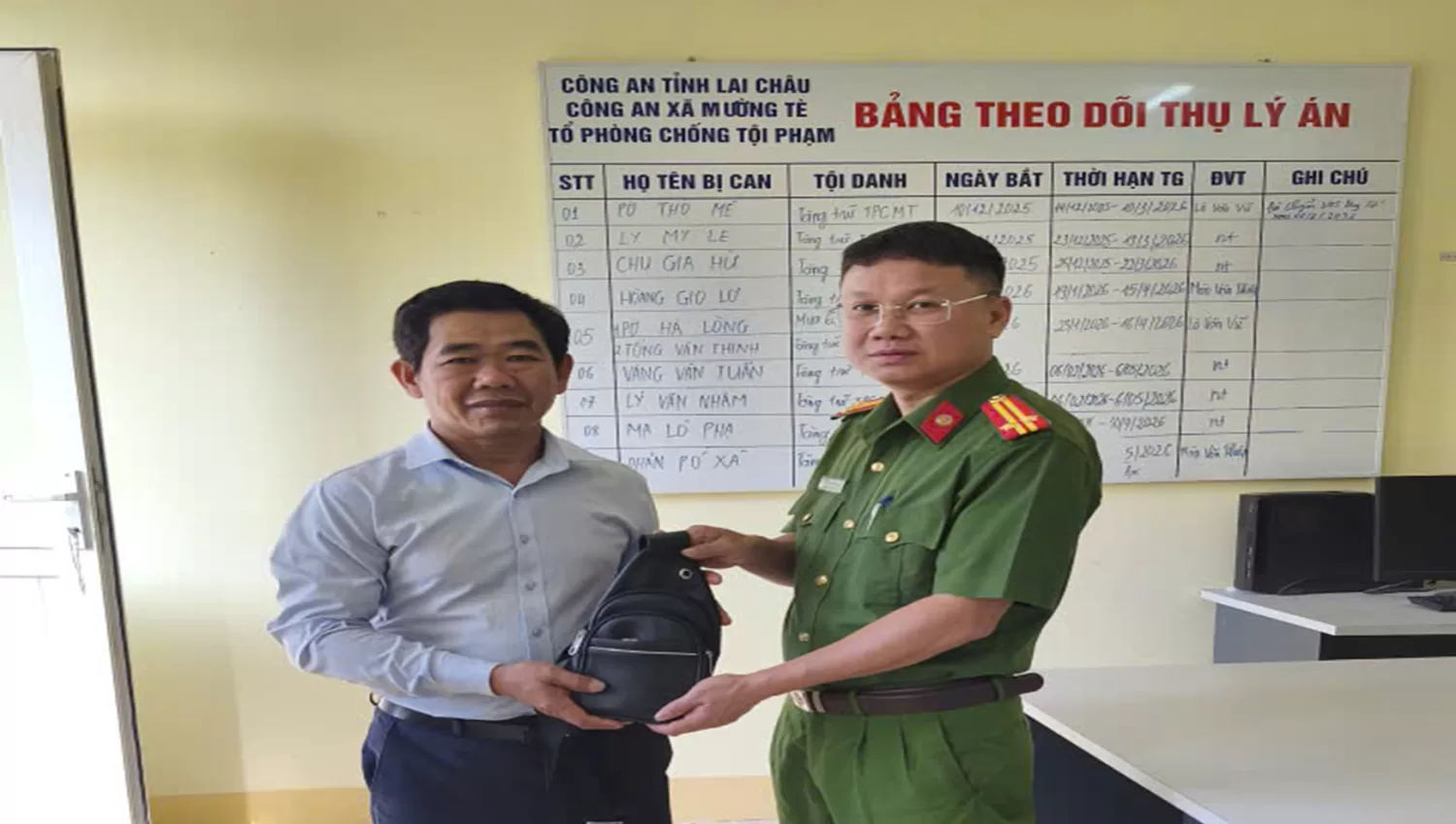 Đại diện Công an xã trao trả tài sàn cho người làm rơi