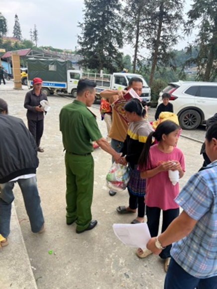Công an xã phối hợp cùng đoàn thiện nguyện trao quà cho người dân