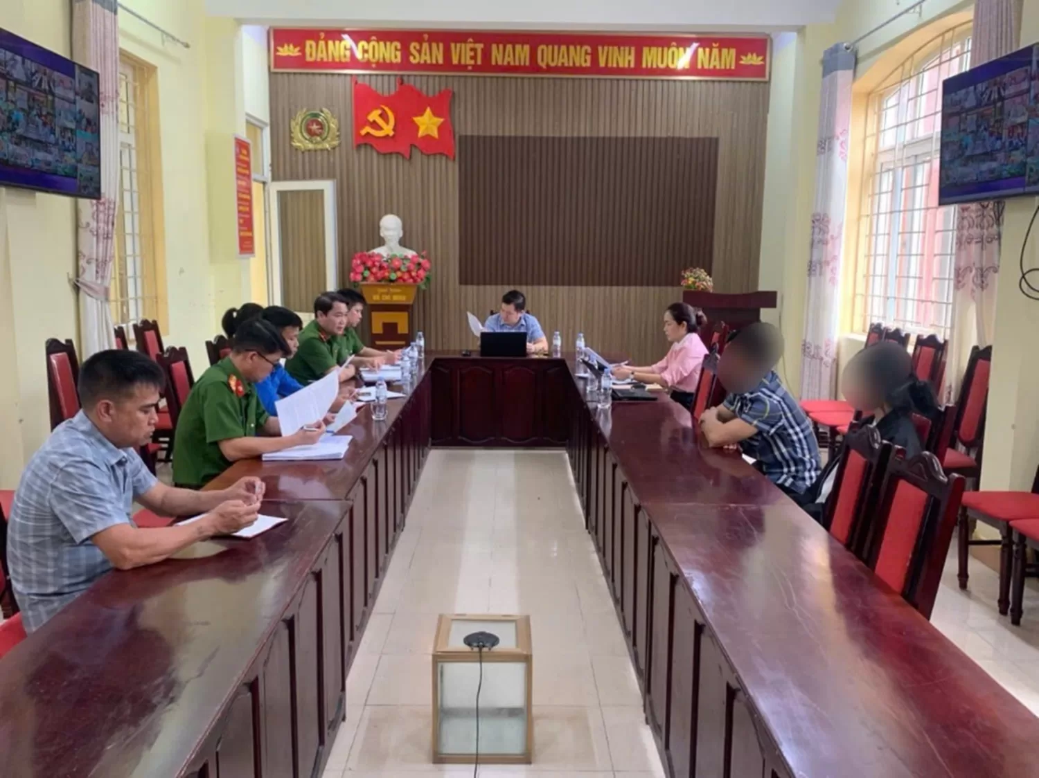 Quang cảnh cuộc họp xét duyệt áp dụng biện pháp giáo dục tại xã