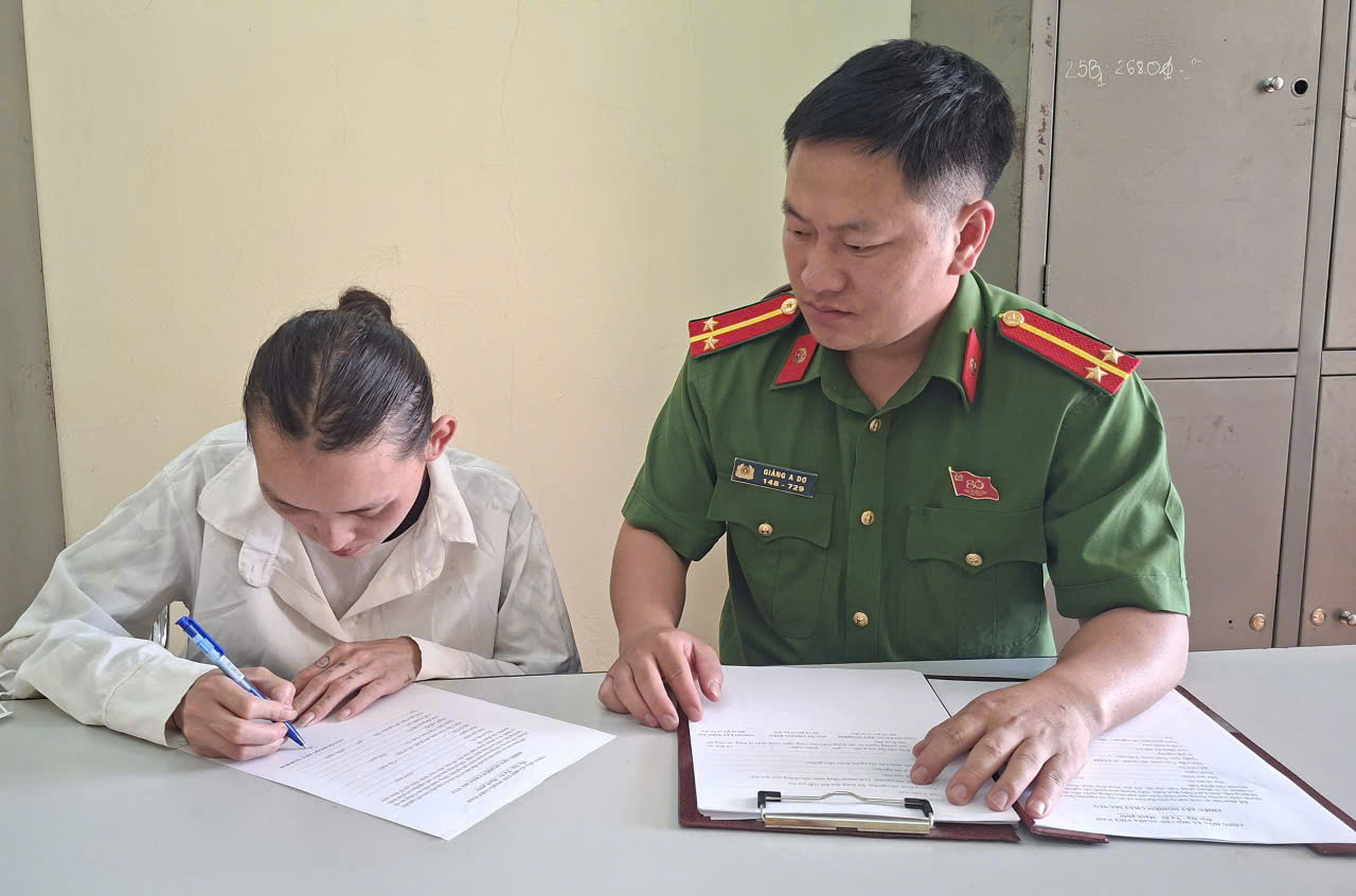 Công an xã làm việc với người chấp hành xong biện pháp cai nghiện ma túy