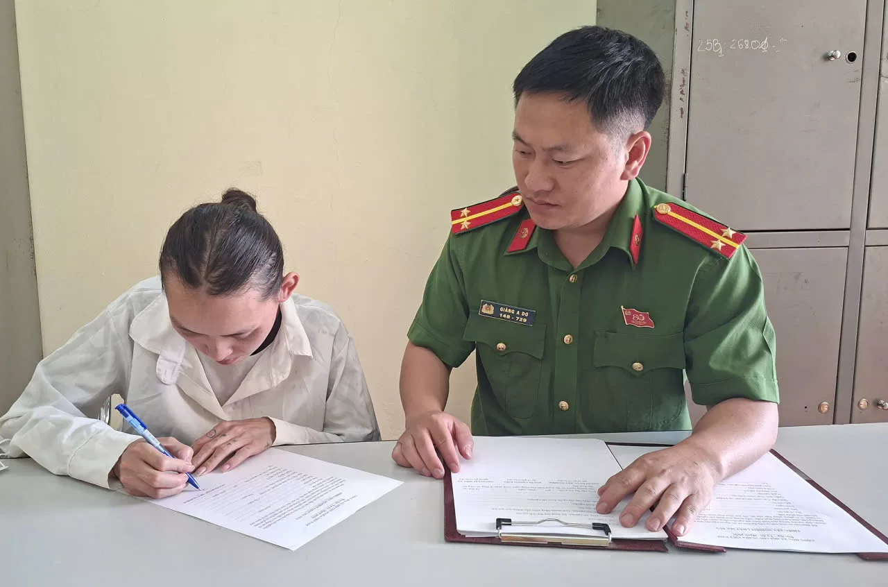 Công an xã làm việc với người chấp hành xong biện pháp cai nghiện ma túy
