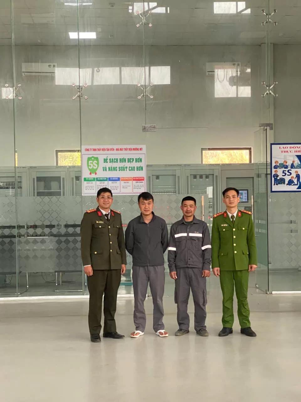 Đoàn Thanh niên, Chi hội Phụ nữ Công an xã Bum Tở trao tặng phở miễn phí cho bệnh nhân có hoàn cảnh khó khăn.