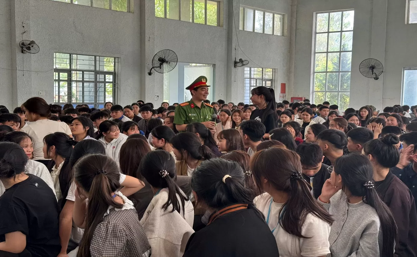 Quang cảnh buổi tuyên truyền tại Trường THPT Mường Than