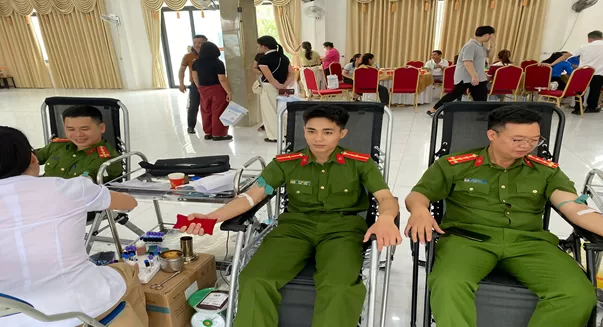 Công an xã Pắc Ta tích cực tham gia hiến máu nhân đạo - Lan tỏa nghĩa cử cao đẹp vì cộng đồng.