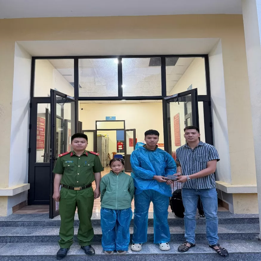 Công dân trao trả tài sản tại Công an xã
