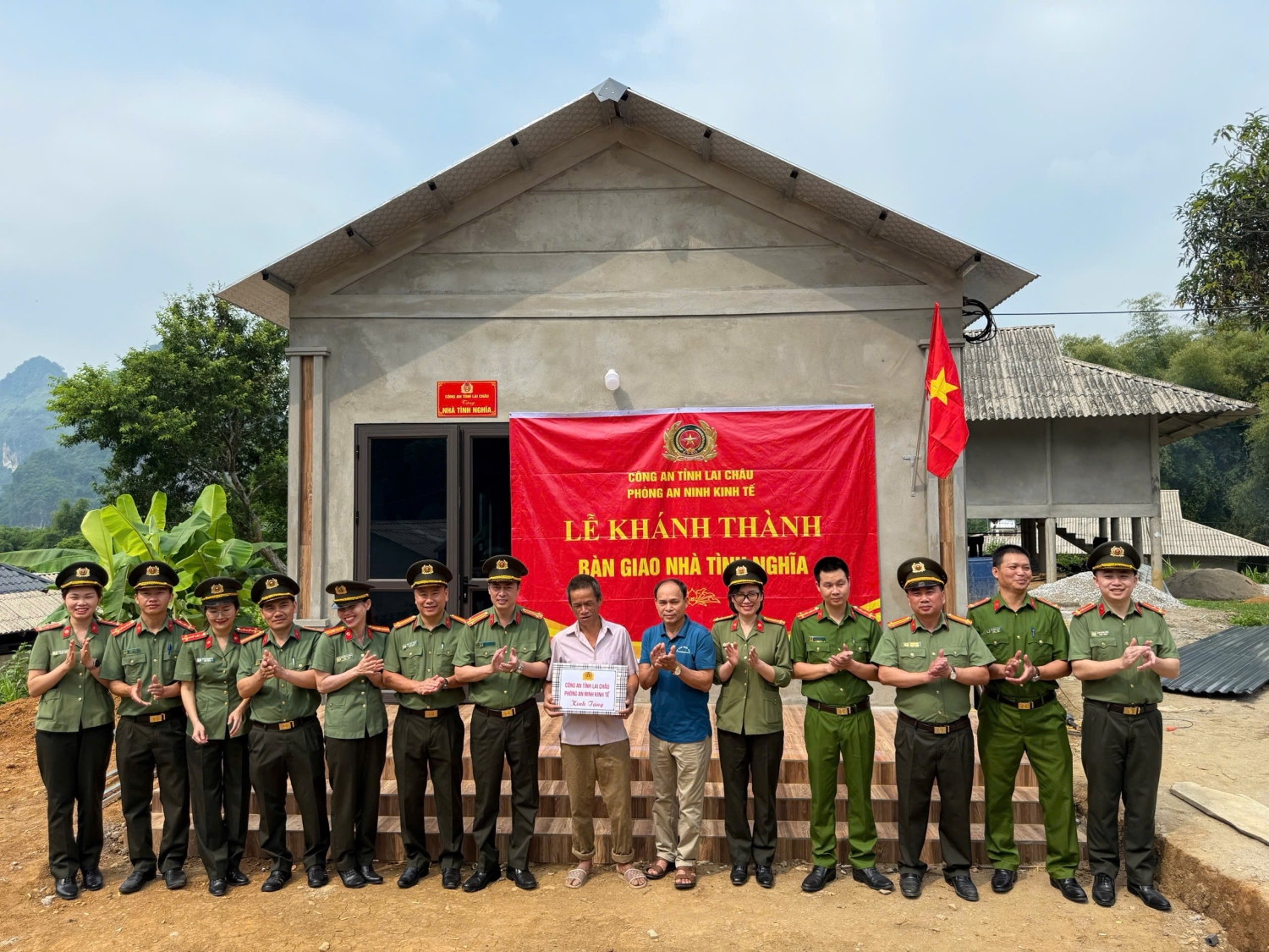 CBCS phòng An ninh kinh tế Công an tỉnh Lai Châu trao nhà tình nghĩa cho người dân xã Than Uyên