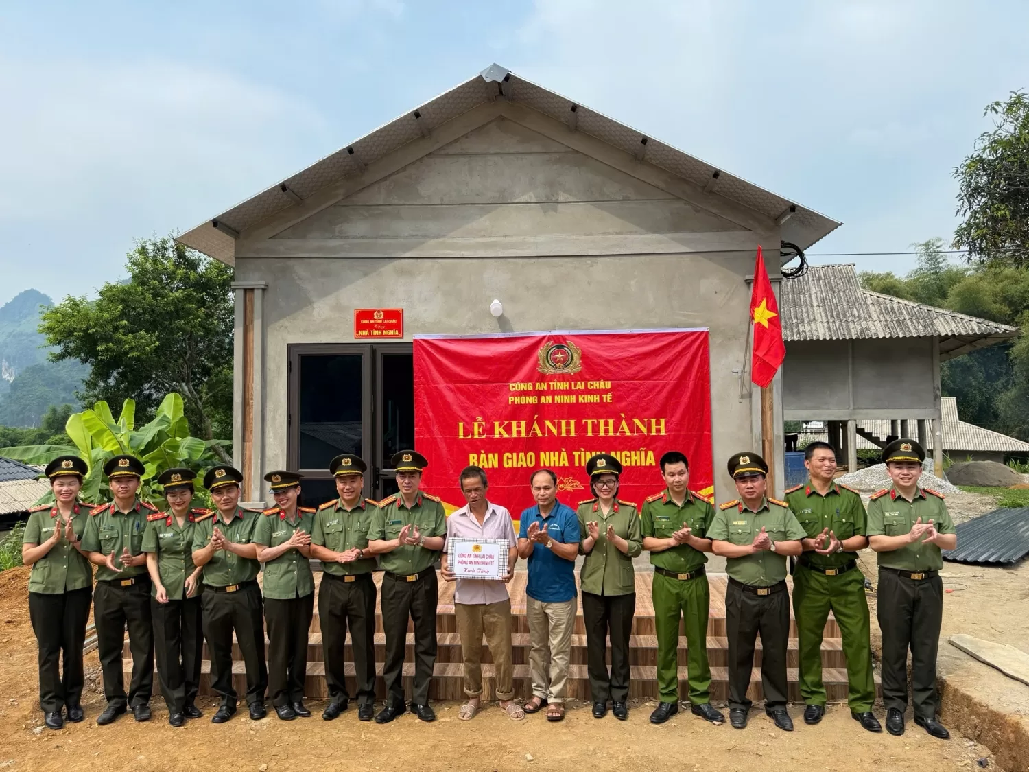 CBCS phòng An ninh kinh tế Công an tỉnh Lai Châu trao nhà tình nghĩa cho người dân xã Than Uyên