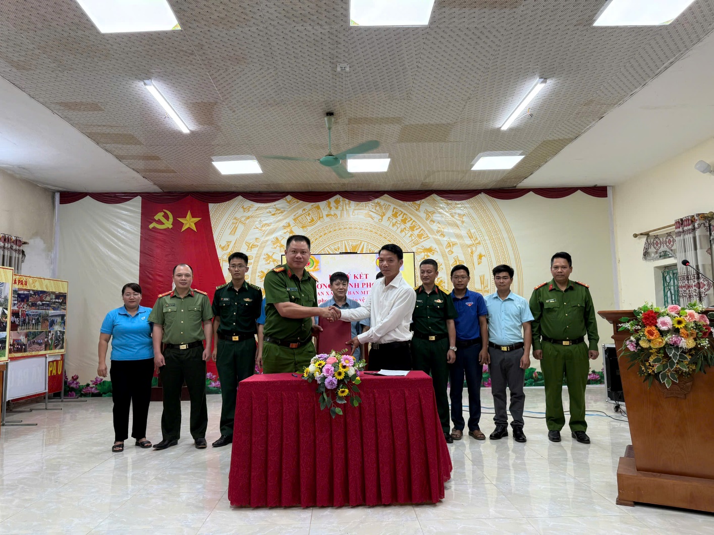 02 lực lượng ký kết Chương trình phối hợp trước sự chứng kiến của Thường trực Đảng ủy và các cơ quan, ban, ngành trên địa bàn.