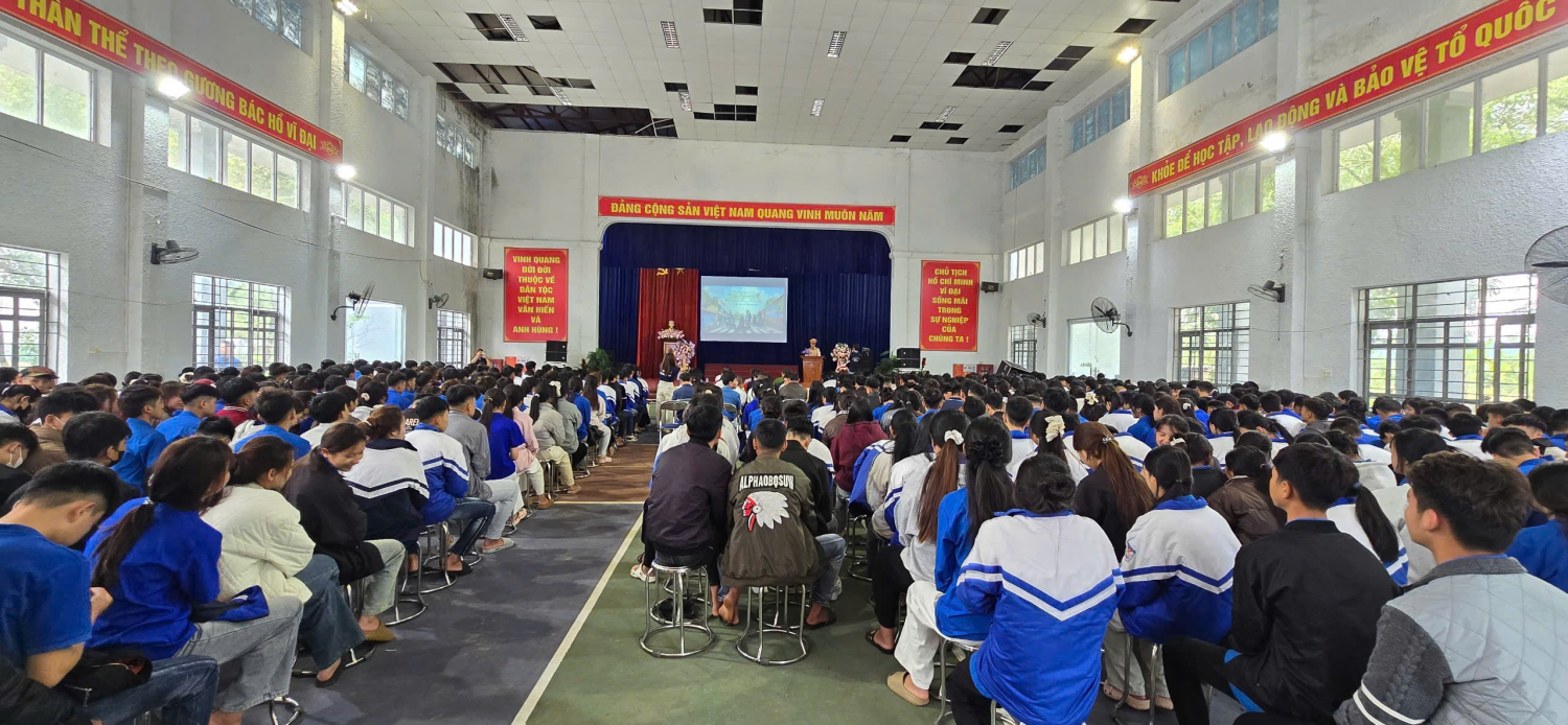 Các em học sinh chăm chú nghe tuyên truyền