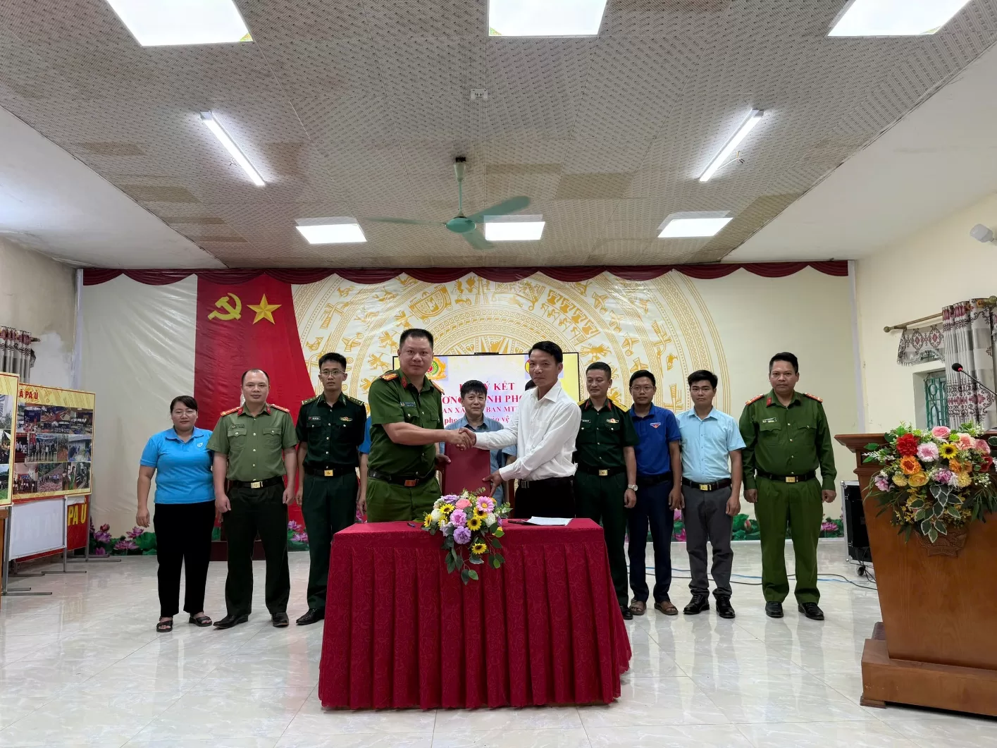 02 lực lượng ký kết Chương trình phối hợp trước sự chứng kiến của Thường trực Đảng ủy và các cơ quan, ban, ngành trên địa bàn.
