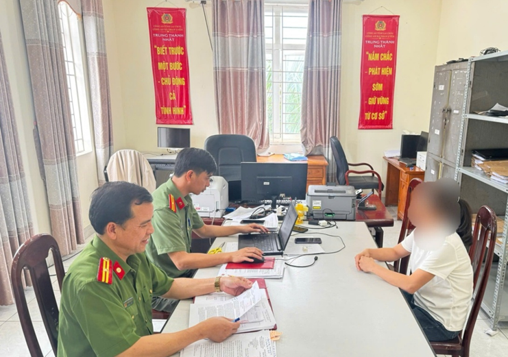 Lực lượng Công an xã tuyên truyền, giải thích cho bà K. về bản chất của "Pháp luân công"