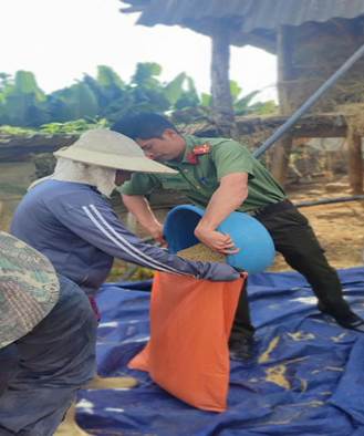 CBCS Phòng An ninh nội địa giúp người dân thu hoạch nông sản vụ mùa