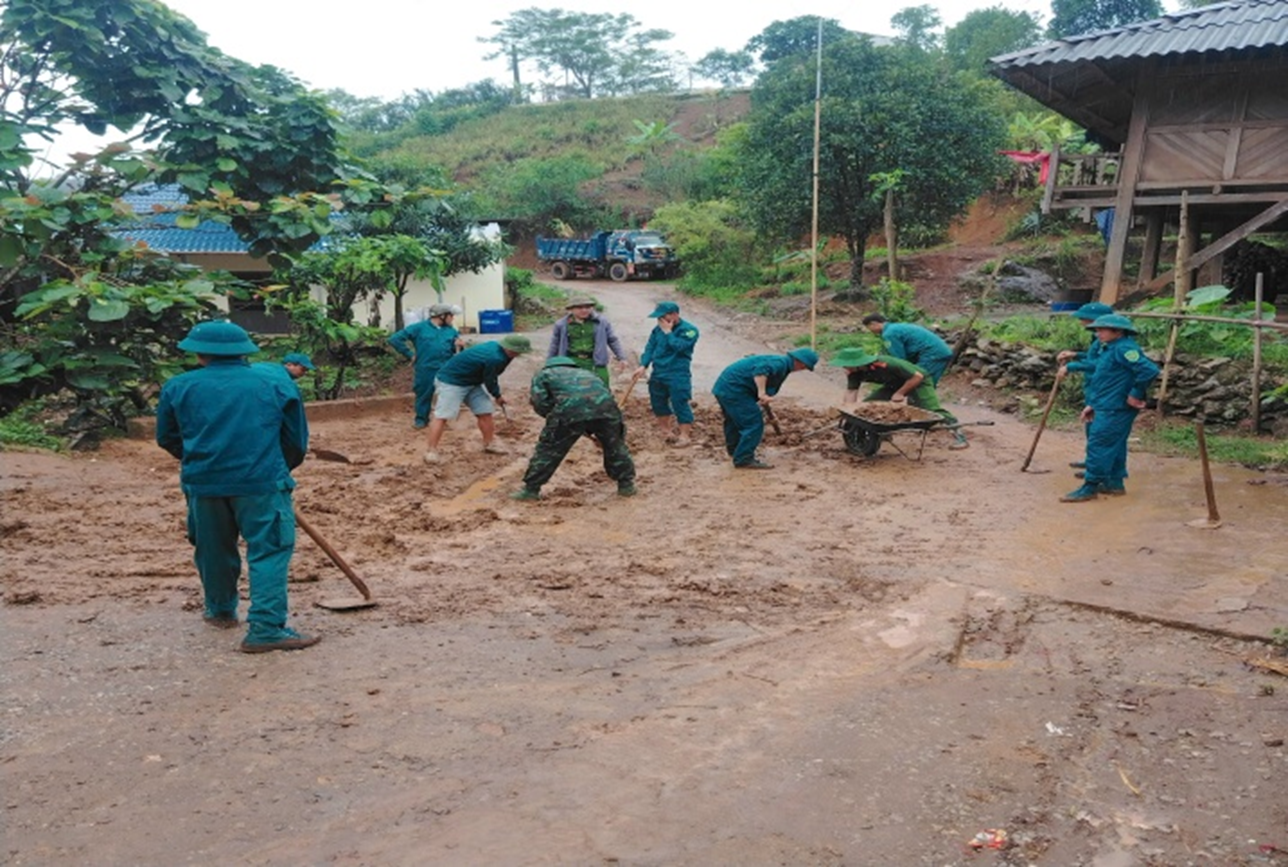 Công an xã phối hợp cùng các lực lượng tại chỗ khắc phục hậu quả sạt lở đường