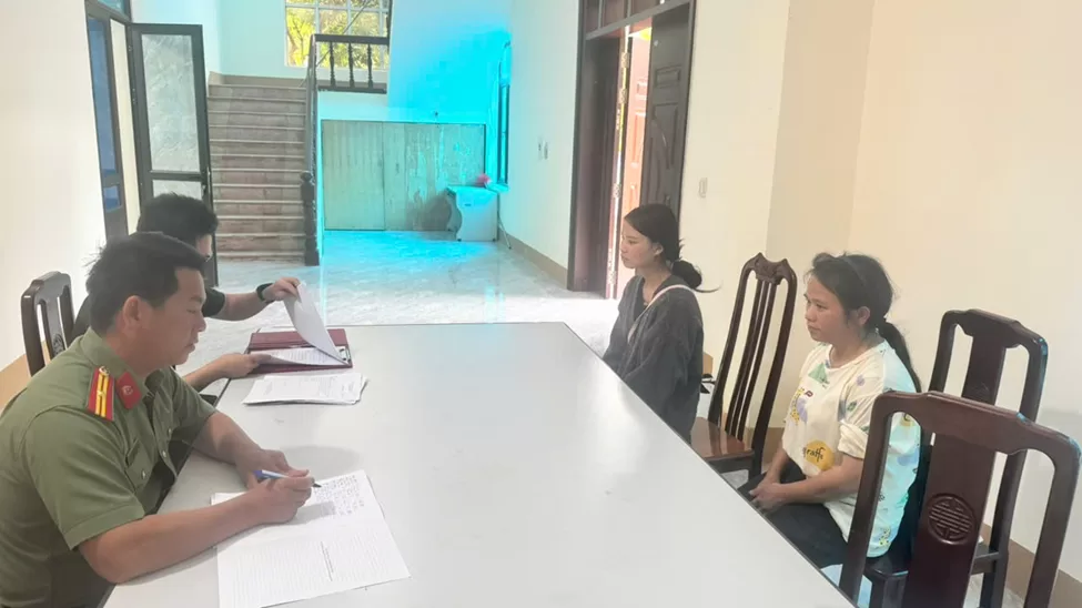 Lực lượng Quản lý xuất nhập cảnh làm việc với 02 công dân vừa bị trao trả