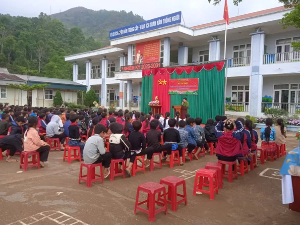 Cán bộ Công an xã Pắc Ta tuyên truyền, phổ biến giáo dục pháp luật thu hút hơn 300 lượt giáo viên và học sinh trong trường