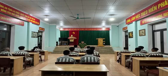 Đồng chí Thượng tá Chẻo A Dao phổ biến các nội dung pháp luật cho người được đề nghị đặc xá chuẩn bị tái hòa nhập cộng đồng