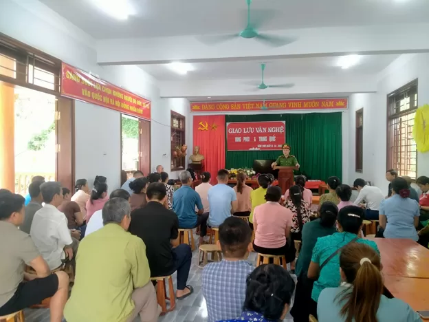 Quang cảnh buổi tuyên truyền luật TTATGT tại bản Vàng Pheo xã Phong Thổ.