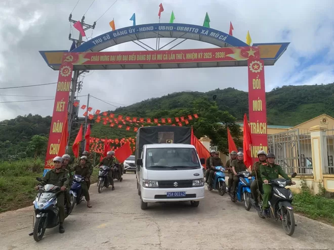 Cán bộ Công an xã làm căn cước công dân và định danh điện tử cho trẻ em dịp lễ 30/4-01/5/2026