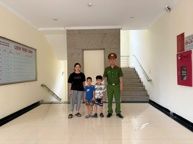 Cán bộ Công an xã Phong Thổ bàn giao an toàn 02 cháu nhỏ cho người nhà sau khi đi lạc.