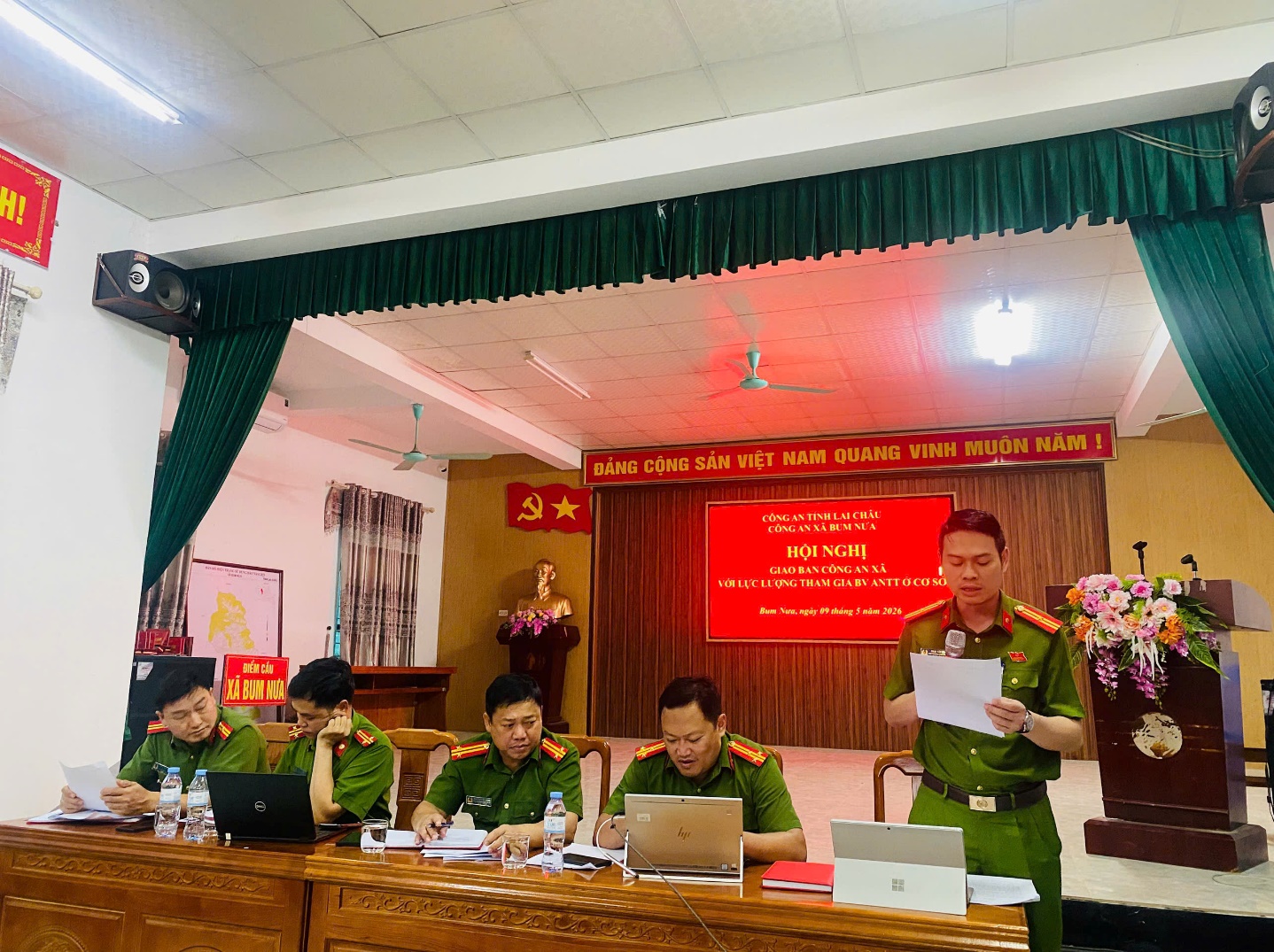 Đại diện Ban Chỉ huy Công an xã thông qua báo cáo tóm tắt tháng 4/2026