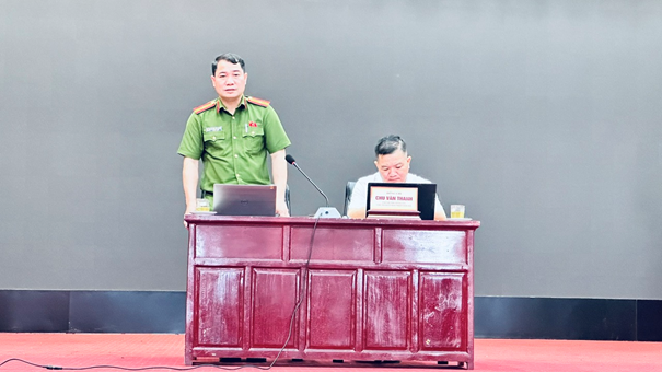 Đồng chí Nguyễn Thái Đồng - Phó Trưởng Công an xã tiếp thu ý kiến chỉ đạo của đồng chí Chủ tịch và phát biểu chỉ đạo phương hướng nhiệm vụ trong thời gian tới mà lực lượng tham gia bảo vệ ANTT cần tập trung thực hiện