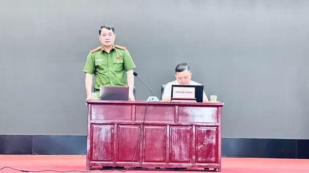 Đồng chí Nguyễn Thái Đồng - Phó Trưởng Công an xã tiếp thu ý kiến chỉ đạo của đồng chí Chủ tịch và phát biểu chỉ đạo phương hướng nhiệm vụ trong thời gian tới mà lực lượng tham gia bảo vệ ANTT cần tập trung thực hiện