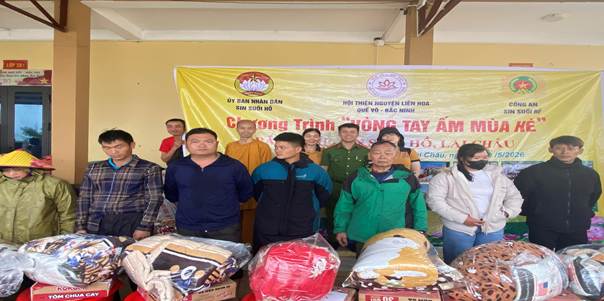 Công an xã phối hợp với đoàn từ thiện trao quà cho các hộ gia đình có hoàn cảnh khó khăn tại bản Sin Suối Hồ