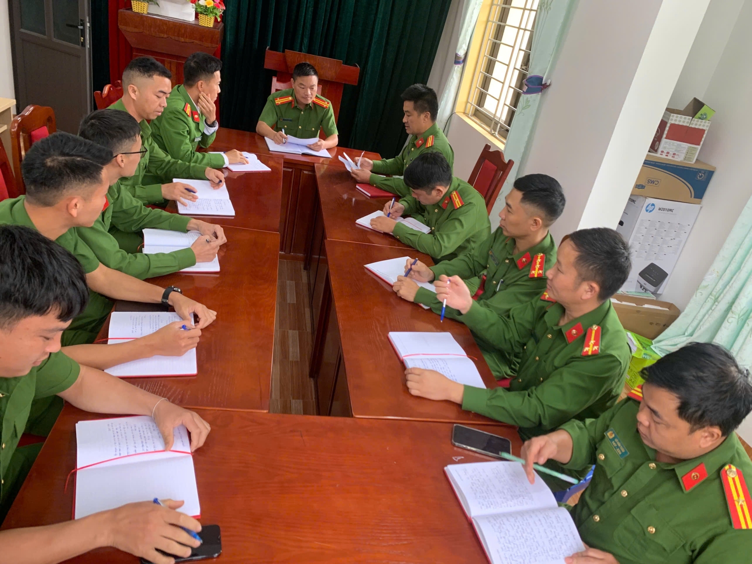 Đồng chí bí thư chi bộ quán triệt các văn bản của cấp trên và đánh kết quả thực hiện Nghị quyết tháng 04/2026.