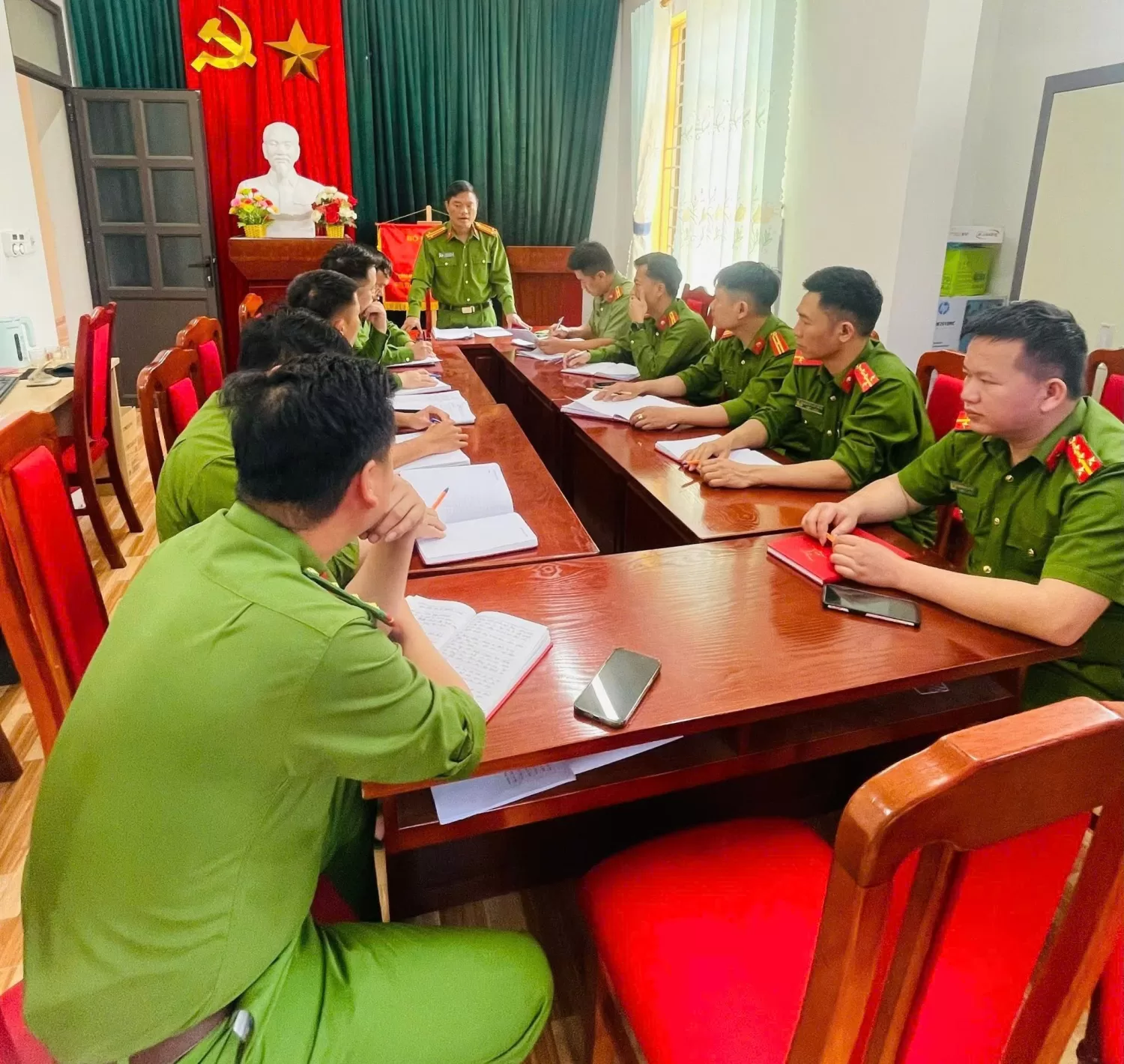 Lãnh đạo Công an xã quán triệt tinh thần và phân công nhiệm vụ cho các đồng chí trong đơn vị
