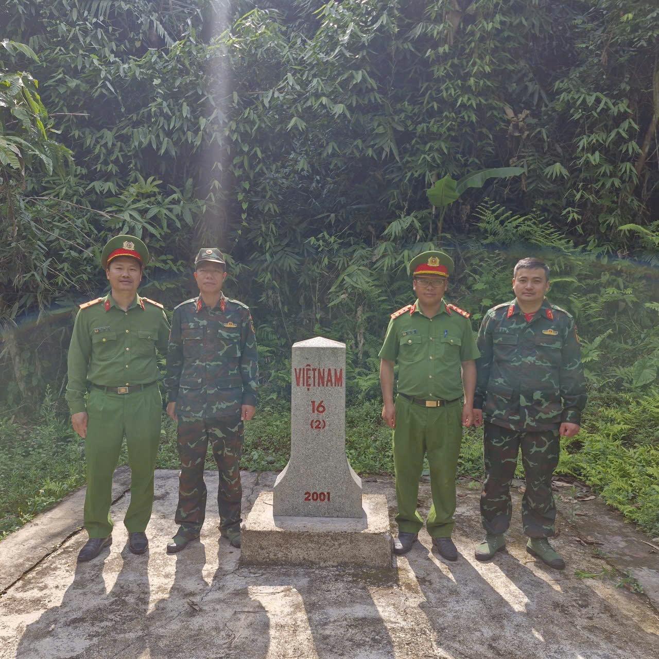 Lực lượng Công an xã Mù Cả phối hợp Đồn Biên phòng, Ban chỉ huy quân sự xã thực hiện nghi thức chào cột mốc, kiểm tra hiện trạng đường biên, mốc giới.