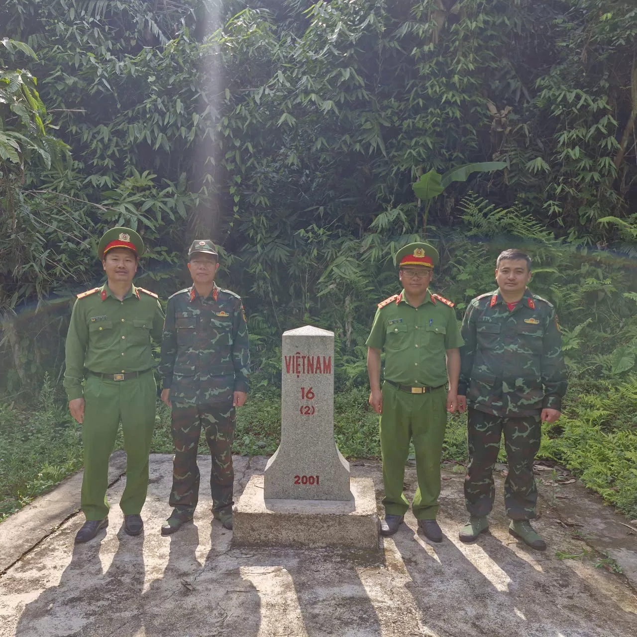 Lực lượng Công an xã Mù Cả phối hợp Đồn Biên phòng, Ban chỉ huy quân sự xã thực hiện nghi thức chào cột mốc, kiểm tra hiện trạng đường biên, mốc giới.