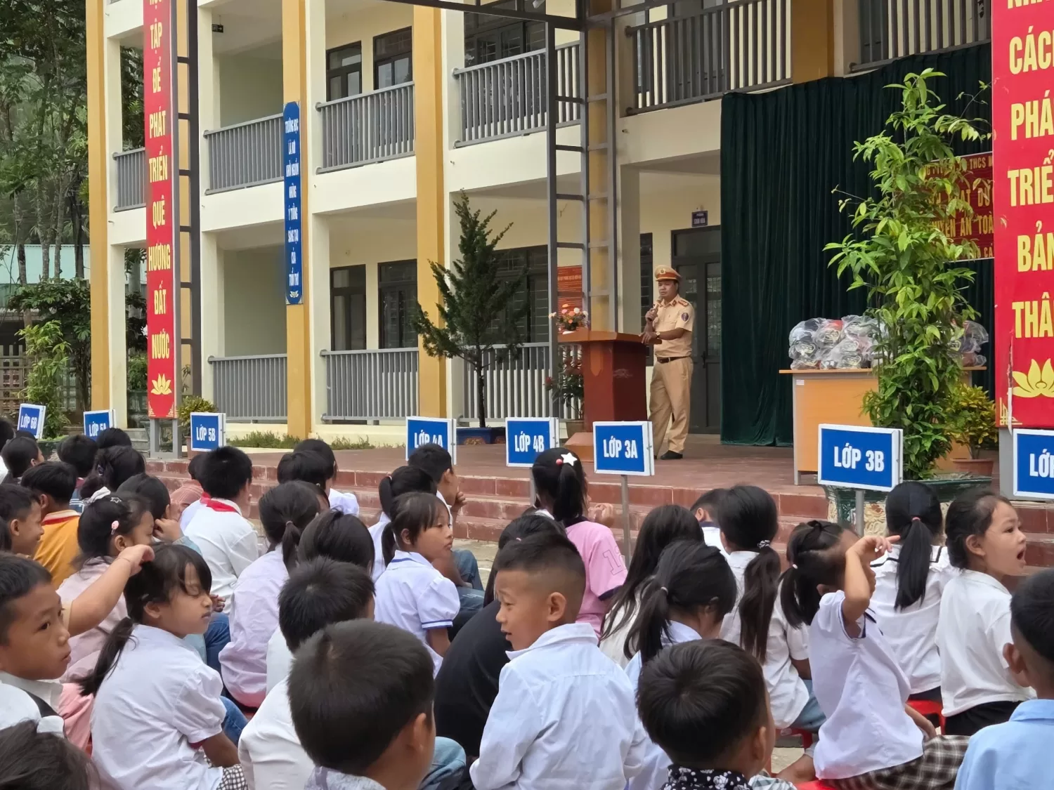 Lực lượng Công an tuyên truyền pháp luật về trật tự an toàn giao thông cho cán bộ, giáo viên và học sinh Trường Tiểu học và THCS bán trú xã Mù Cả.