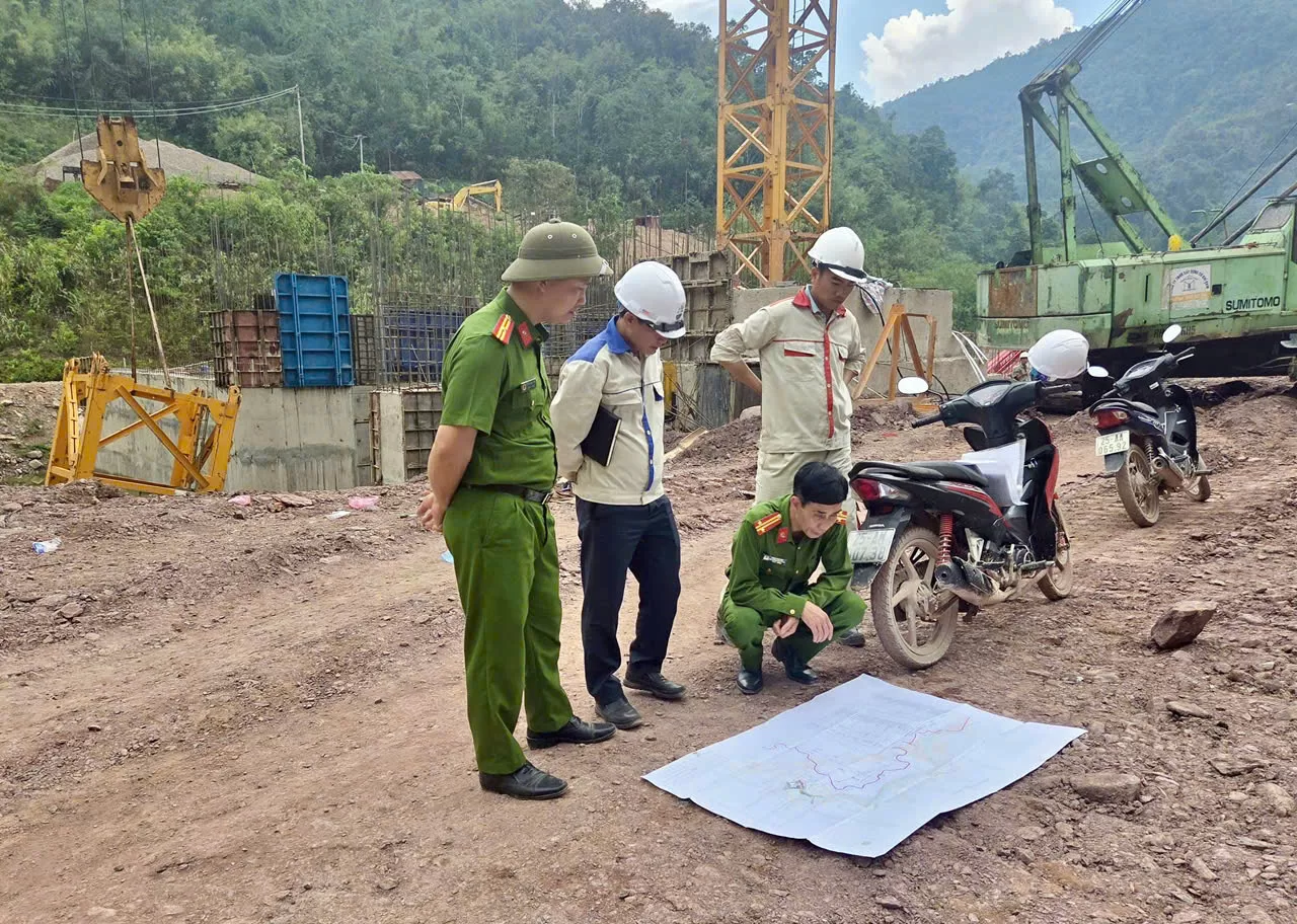 Công an xã Mù Cả kiểm tra công tác bảo đảm an ninh trật tự, an toàn tại công trình thủy điện trên địa bàn.