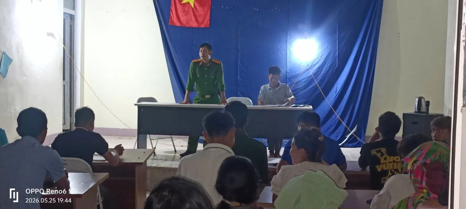 Cán bộ Công an xã Mù Cả đẩy mạnh công tác tuyên truyền pháp luật về phòng, chống ma túy, nâng cao ý thức chấp hành pháp luật cho Nhân dân trên địa bàn.