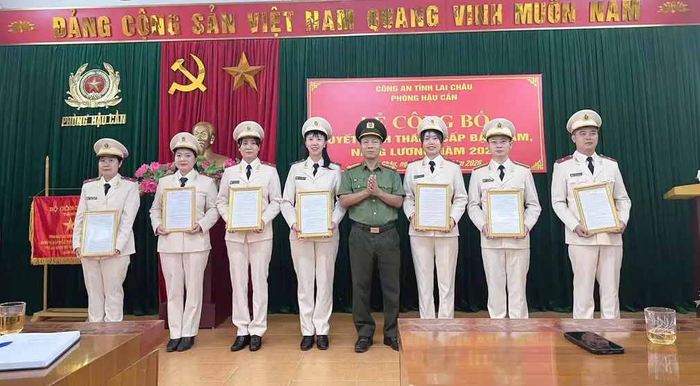 Cán bộ, chiến sĩ được thăng cấp bậc hàm lên Thiếu tá