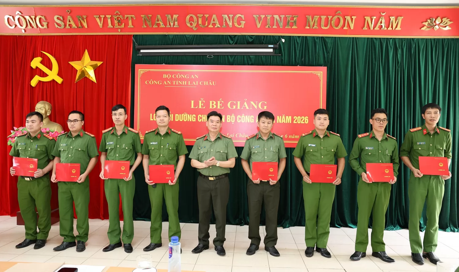 Đại tá Tao Văn Trường - Phó Giám đốc Công an tỉnh trao chứng chỉ cho các học viên